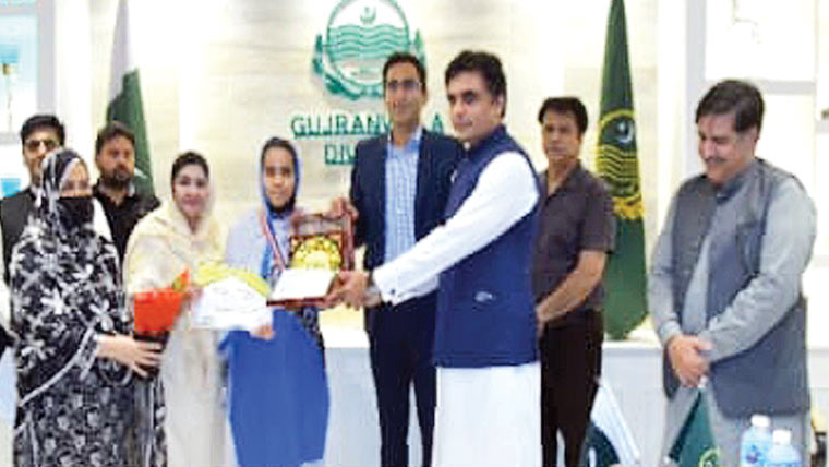 کمشنر دفترمیں میٹرک پوزیشن ہولڈرزکوانعامات تقسیم 