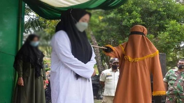 انڈونیشیا :غیر ازدواجی جنسی تعلقات ،2 جوڑوں کو سرعام 100، 100 کوڑوں کی سزا 