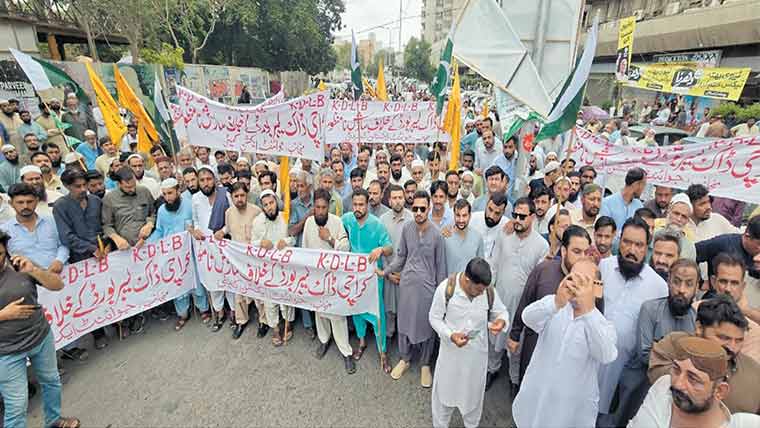 ڈاک ورکرز ایکٹ کی منسوخی کے خلاف مزدوروں کا احتجاج