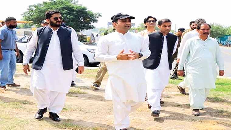 ڈپٹی کمشنر کا متعلقہ افسران  کے ہمرا ہ میانوالی شہر کا دورہ