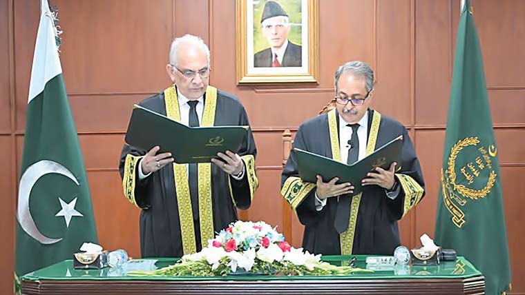  جسٹس سید حسن اظہر رضوی نے  وفاقی آئینی عدالت کے قائم مقام  چیف جسٹس کا حلف اٹھالیا