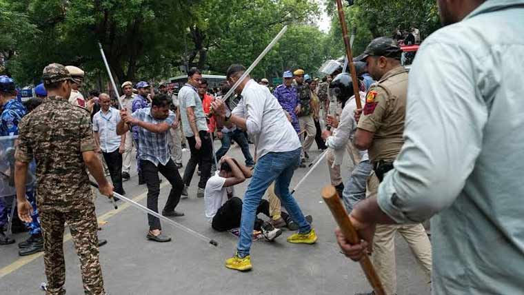 بھارت، بی جے پی کا کاکروچ جنتا پارٹی کے کارکنوں پر بہیمانہ تشدد 