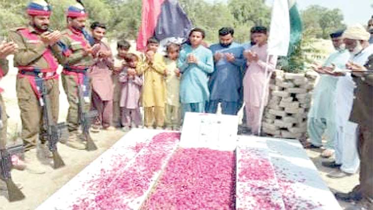 شہید پولیس جوان عبداللہ بن مظہر کے گھر افسران کی حاضری