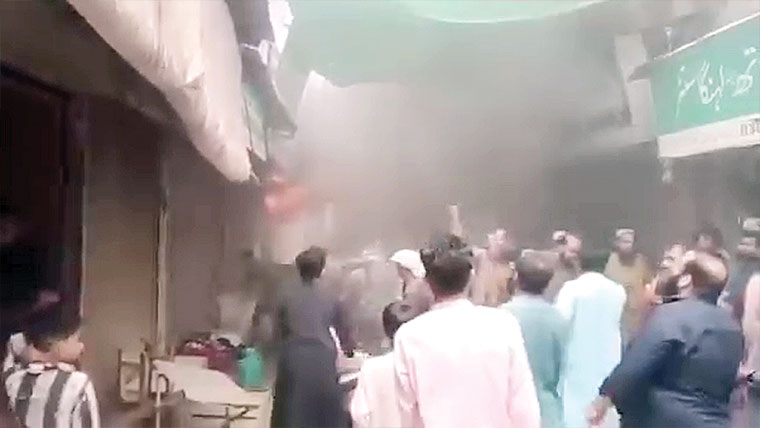 جھنگ :کپڑے کی دکان میں اچانک  آگ بھڑک اٹھی، سامان جل کر خاک