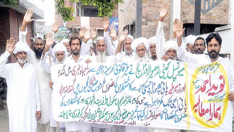 لدھیوالہ الہ وڑائچ راجباہ کی عدم صفائی، پانی بے قابو، 500 ایکڑ فصلیں تباہ، کسانوں کااحتجاج