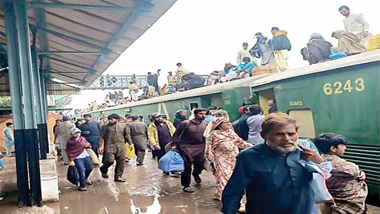 لاہور، نارنگ ،نارووال سیکشن:ٹرینیں بوگی کمی، تاخیر کا شکار