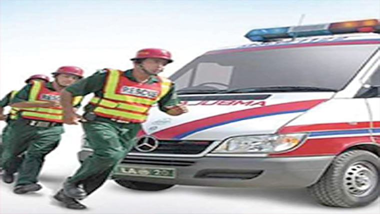 لفٹ میں پھنسے نوجوان کو نکال لیا 