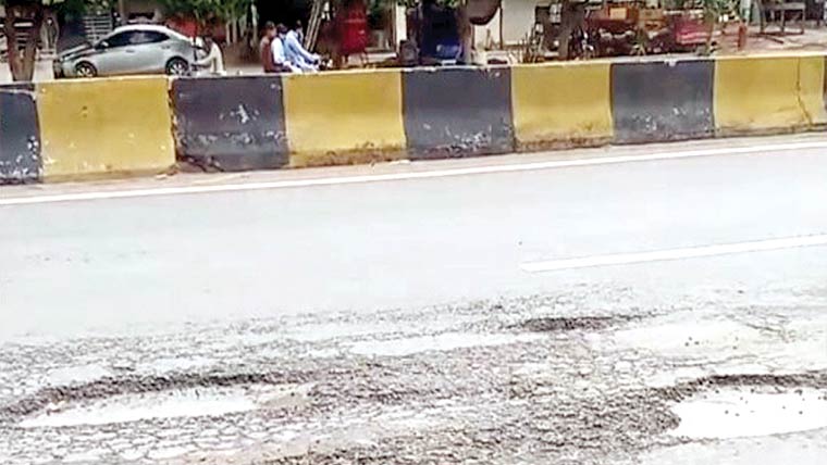 لالہ موسیٰ:جی ٹی روڈ ٹوٹ پھوٹ کا شکار،مسافروں کو مشکلات 