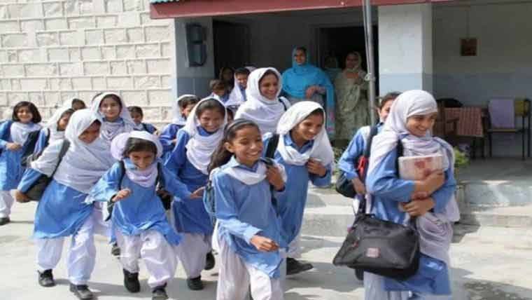  پنجاب میں سکول کھل گئے ، پھولوں ، ٹافیوں سے بچوں کا استقبال