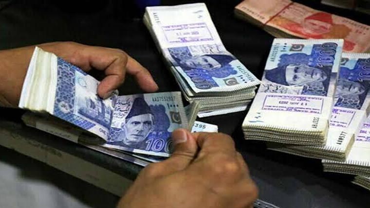 رواں مالی سال کا پہلا ماہ ، حکومت نے 215 ارب قرضہ لیا ، 5 ارب گرانٹ شامل 