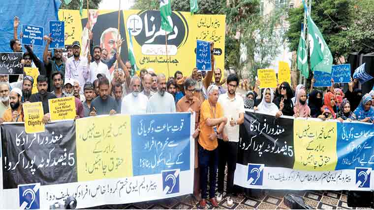 لیوی ٹیکس ختم، پٹرول 225 روپے لٹر کیا جائے ، منعم ظفر 