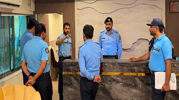  ایس ایس پی آپریشنز اسلام آباد کا مختلف  تھانوں کادورہ ، تزئین و آرائش کے کام کا معائنہ 