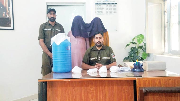 گرفتار ملزم کے قبضے سے 30 لیٹر  شراب اور 120 گرام آئس برآمد