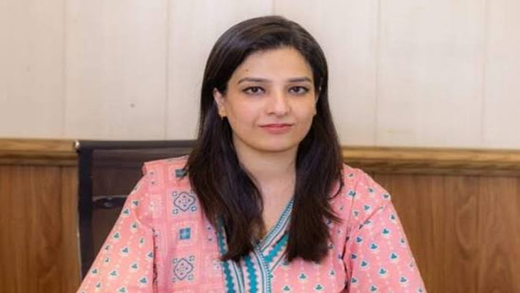  گجرات:ڈپٹی کمشنر کی بارش سے متاثرہ سڑک ، پلی تعمیر کرنے کی ہدایت 