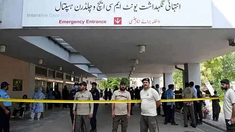 پمز : نومولود بچوں کی وارڈ کھنڈر میں تبدیل، رائفلوں، لاٹھیوں سے مسلح گارڈز 