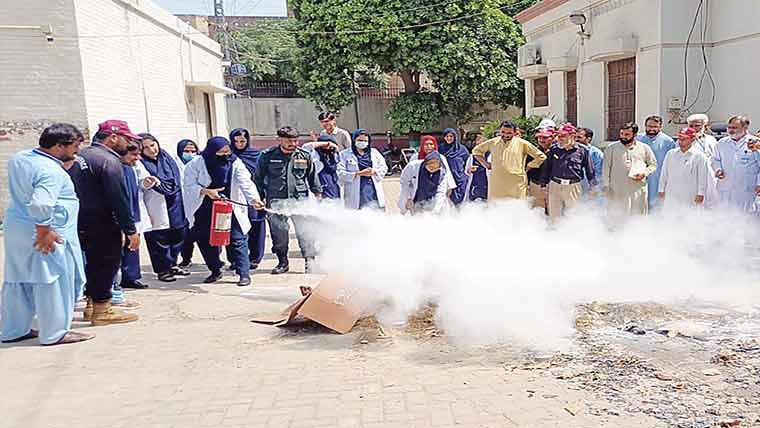 حافظ آباد:ڈاکٹروں،ہسپتال سٹاف کو آگ بجھانے کی تربیت 