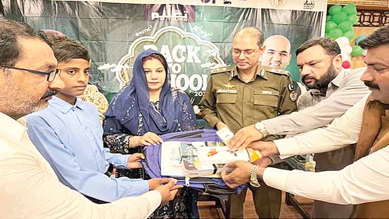چنیوٹ’’بیک ٹو سکول‘‘ تقریب، سکول سے باہر بچوں کے داخلے