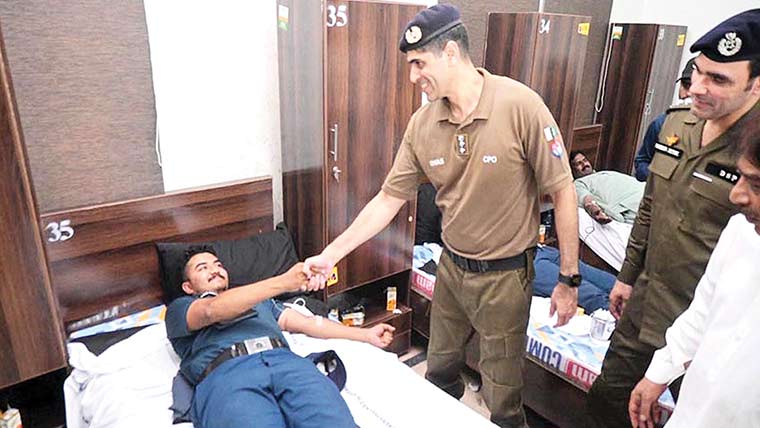 بیماریوں میں مبتلا بچوں کیلئے پو لیس  کی جانب سے بلڈ بینک کا اہتمام 