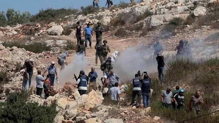  مغربی کنارے میں اسرائیلی  آبادکاروں کا فلسطینی گاؤں پر حملہ
