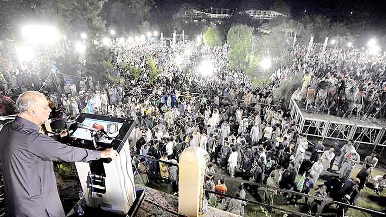 دھرنے  جاری،حکومت  سے  مذاکرات  کے  دروازے  بند  نہیں  کئے:حافظ  نعیم