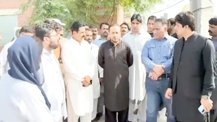 تحصیل ہسپتال پنڈی بھٹیاں، ڈاکٹروں سمیت بیشتر عملہ غائب، وزیر صحت ایم ایس پر برہم