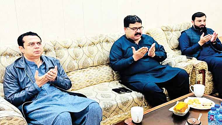  طلال چودھری کی انسپکٹر ارسلان باری  سے ان کی والدہ کے انتقال پر تعزیت 