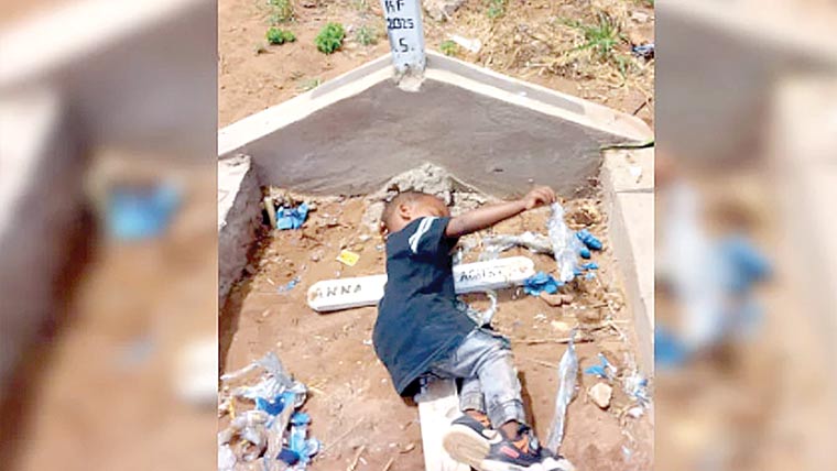 بچے کی والدہ کی قبر پر سوتے ہوئے تصویر نے دل دہلادیئے 