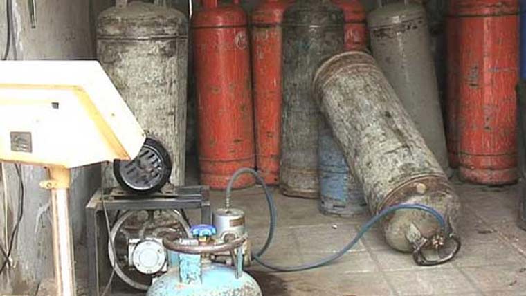 غیر قانونی ایل پی جی ری فلنگ  پر چار مقدمات درج