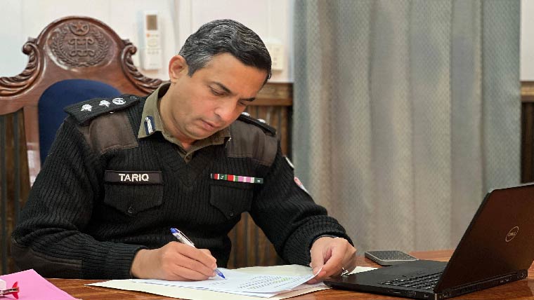 ڈی پی او جہلم کا اردل روم  شوکاز نوٹسز کے فیصلے سنا دیئے 