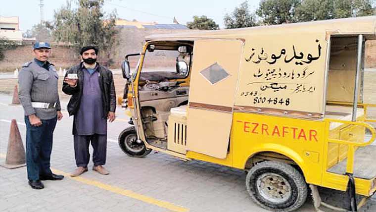 چنیوٹ:رکشہ ڈرائیوروں کیلئے لائسنس کا حصول مزید آ سان