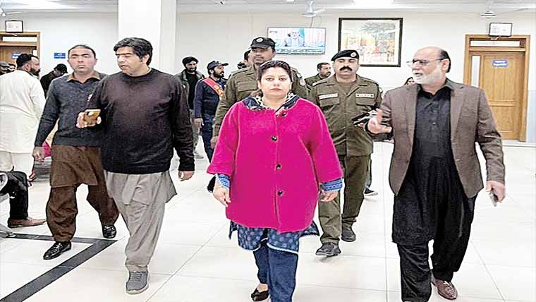 چنیوٹ:ڈی سی کا ڈی ایچ کیو ہسپتال کا دورہ، سہولیات کا جائزہ