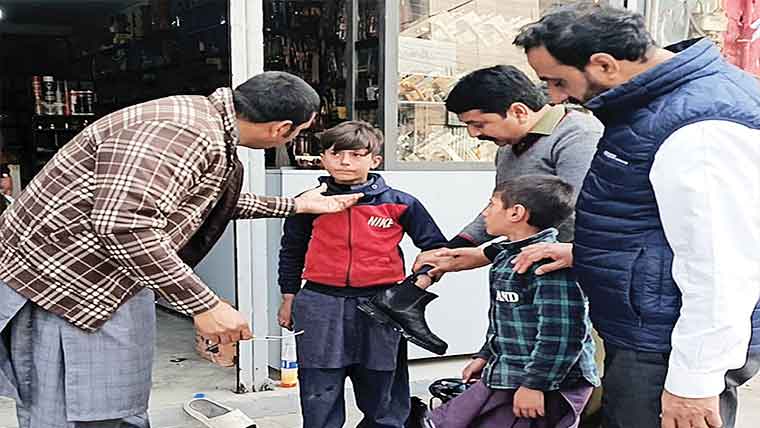 گجرات :چائلڈ پروٹیکشن کی انسداد  بیگری مہم‘15بچے تحویل میں لے لئے 