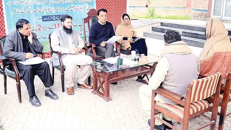 حافظ آباد:شہریوں کے ریو نیو مسائل  کے حل کیلئے ڈی سی کی کھلی کچہری 