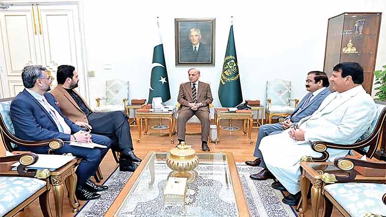 شہباز، آفریدی ملاقات، تعاون ضروری قرار : دہشتگردی کے مکمل خاتمے کیلئے مشترکہ کاوشیں جاری رکھیں گے : وزیراعظم، وفاق کے ذمے بقایا جات پر بات ہوئی : وزیر اعلیٰ خیبر پختونخوا 