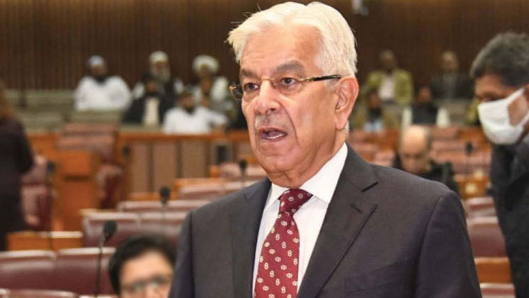 ایران سے 40 روپے لٹر تیل کراچی میں 200 کا فروخت، روزانہ 4 ارب منافع، روکنے پر امن و امان تباہ : وزیر دفاع 