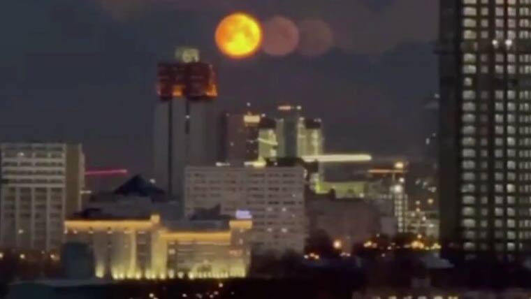 روس میں نایاب منظر، لوگ چار چاند دیکھ کر حیران