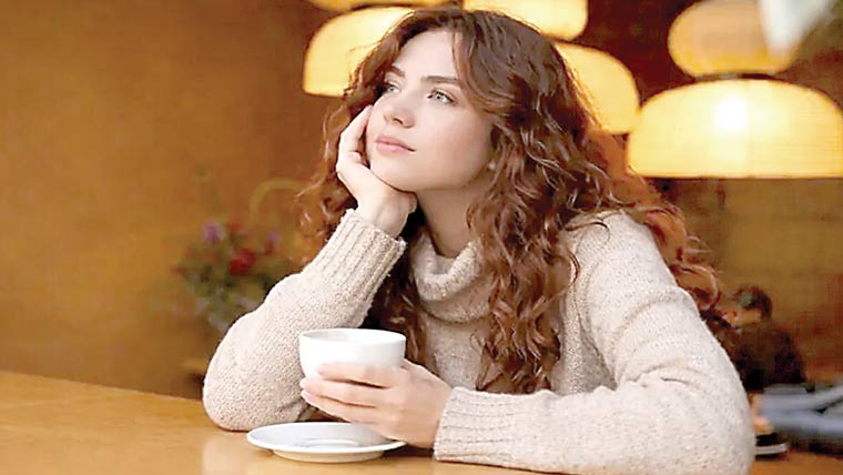 سولو ڈائننگ کیا ہے ، نوجوان اس رجحان کو کیوں اپنا رہے 