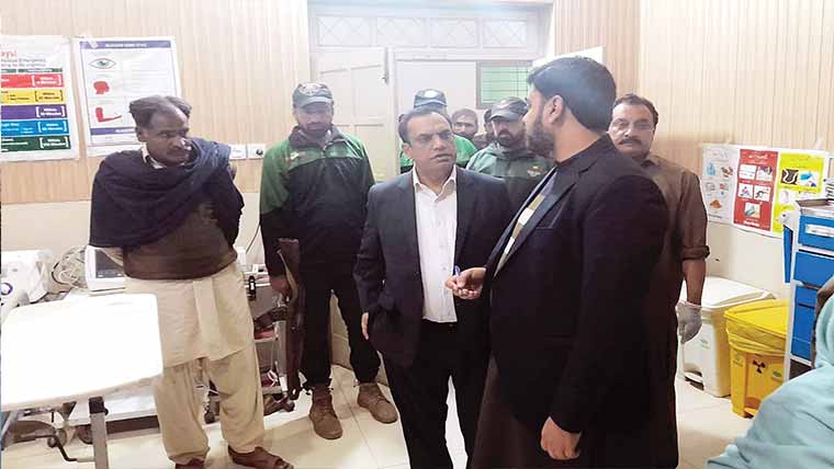  کمشنر کا ڈی ایچ کیو ہسپتال خوشاب کا دورہ ، حاضری چیک کی 