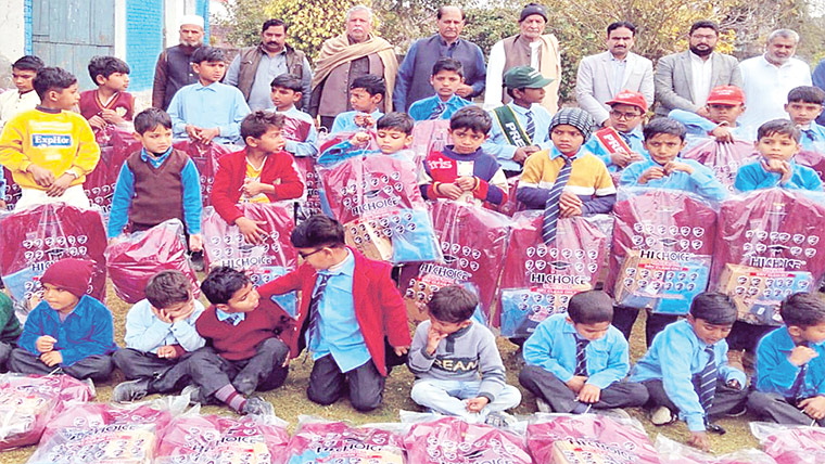  حافظ آباد میں مستحق طلبہ میں  یونیفارم اور جوتے تقسیم 