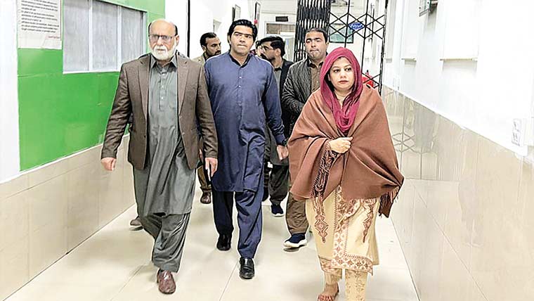 ڈی سی کا ڈی ایچ کیو ہسپتال میں طبی سہولیات کا جائزہ