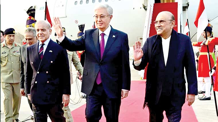 قازق صدر اسلام آباد پہنچ گئے ، پر تپا ک ا ستقبال 