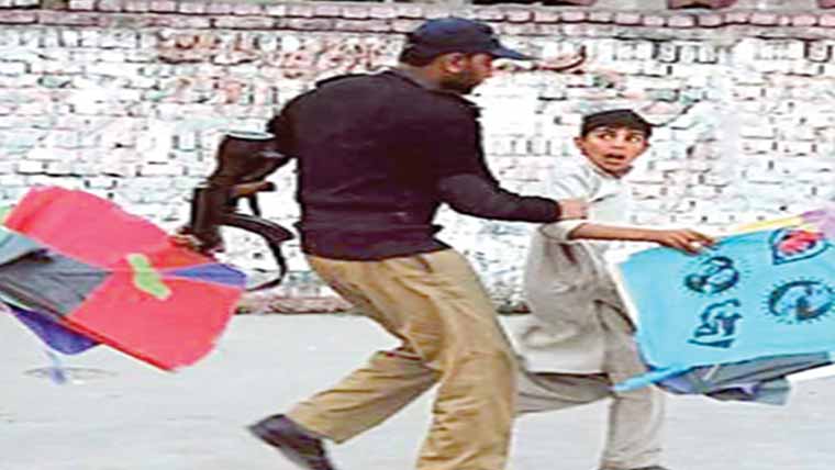 ڈسکہ :پابندی کے با وجود پتنگ بازی 