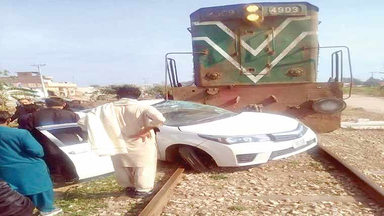  شٹل ٹرین میانی کے قریب گاڑی سے ٹکرا گئی ،ایک زخمی 