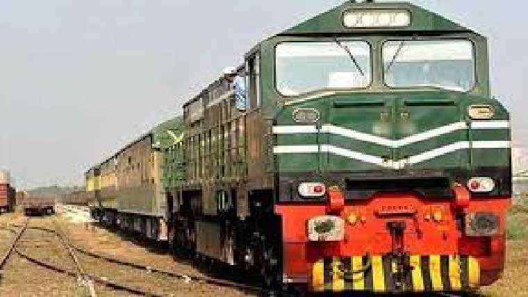 کھیوڑہ، ریلوے کراسنگ پر کار ٹرین  کی زدمیں آنے سے 2افراد زخمی 