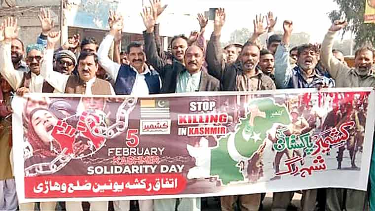 کشمیری عوام سے اظہار یکجہتی  کیلئے اتفاق رکشہ یونین کی ریلی 