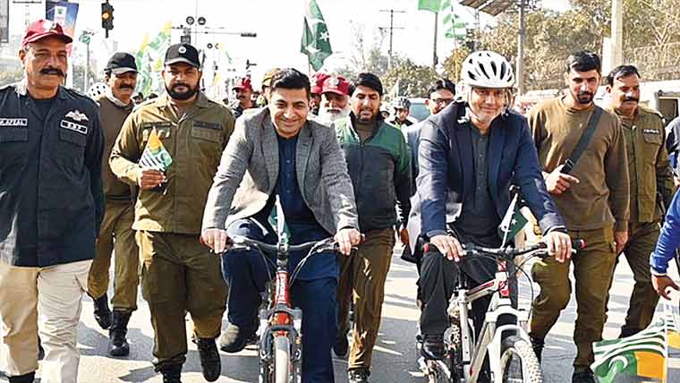  یوم یکجہتی کشمیر ،ڈپٹی کمشنر کی سائیکلنگ میں شرکت 