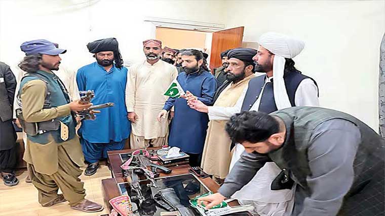 دہشتگرد میراک چکرانی نے 25 ساتھیوں سمیت ہتھیار ڈال دیئے