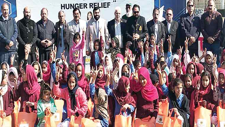 سرکاری سکولوں کی 700طالبات  میں یونیفارم اور شوز تقسیم 