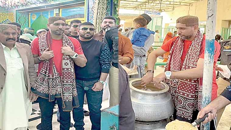 باکسر عامر خان کی عبداللہ شاہ غازی کے مزار پر حاضری