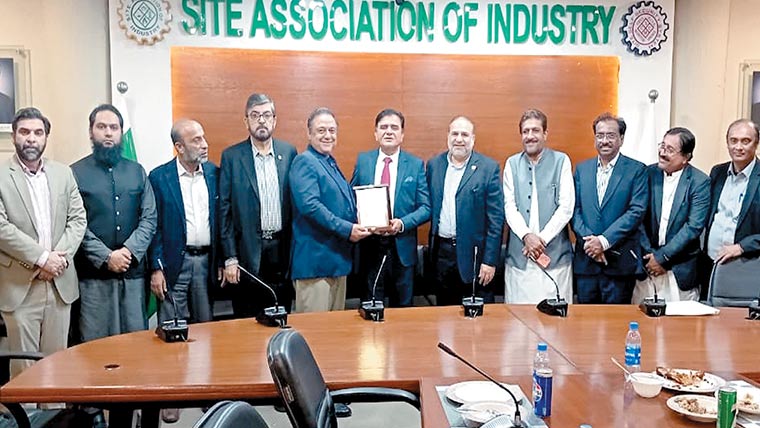 کمشنر سیسی ہادی بخش کی سائٹ عہدیداروں سے ملاقات 